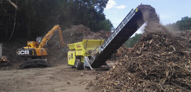 Picture of the Phoenix Hyro Power Shredder 1.5 D in yellow at work